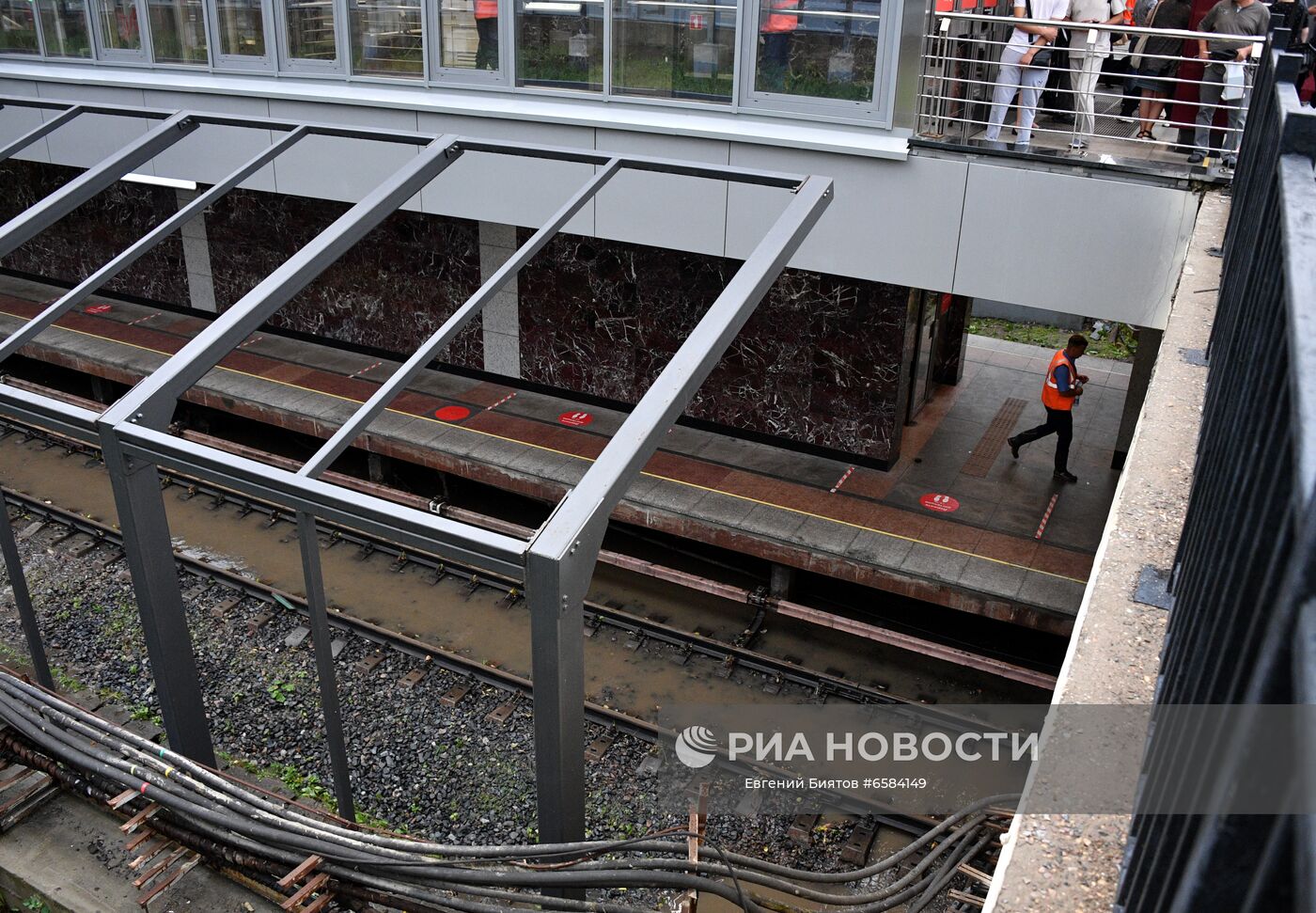 Подтопленные пути на станции московского метро "Багратионовская". Место: Россия, Москва. Автор: Евгений Биятов/РИА Новости. Дождь в Москве