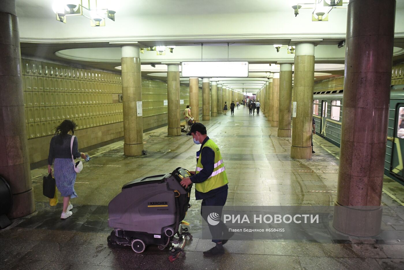 Сотрудник коммунальных служб устраняет последствия подтопления станции "Ясенево" Калужско-Рижской линии Московского метрополитена. Из-за подтопления станции "Ясенево" движение поездов на участке от станции "Теплый стан" до станции "Новоясеневская" было остановлено. Место: Россия, Москва. Автор: Павел Бедняков/РИА Новости. Дождь в Москве