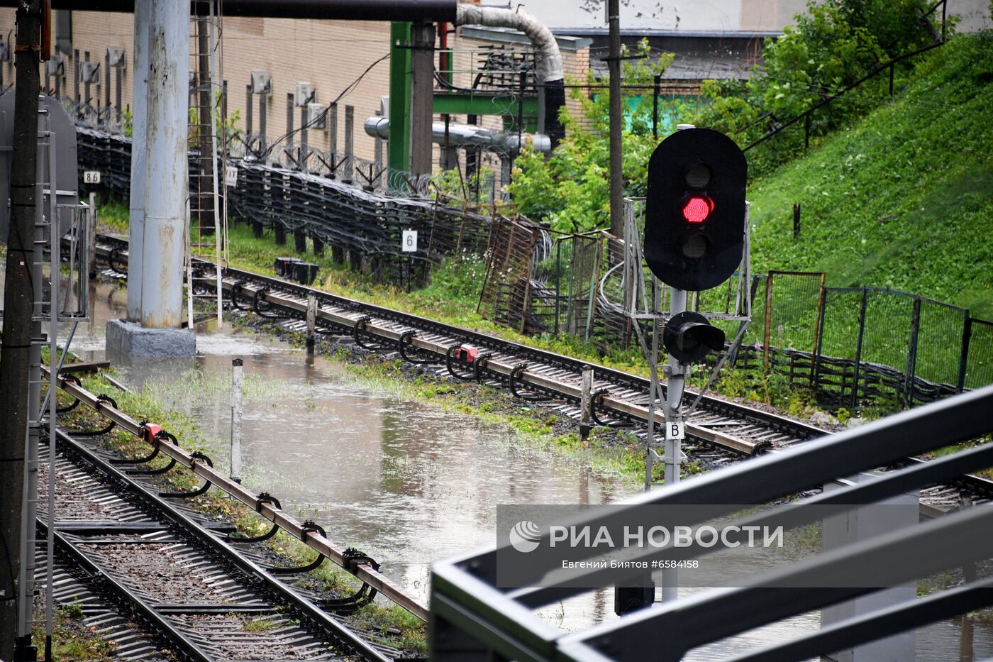 Подтопленные пути у станции московского метро "Багратионовская". Место: Россия, Москва. Автор: Евгений Биятов/РИА Новости. Дождь в Москве
