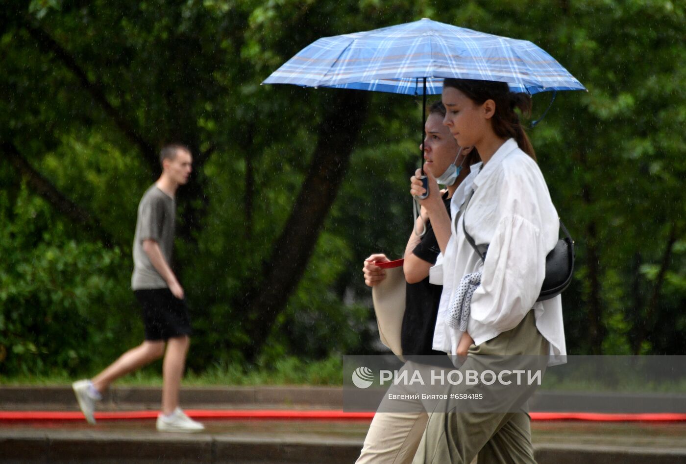 Девушки с зонтом идут на одной из улиц в Москве во время дождя. Место: Россия, Москва. Автор: Евгений Биятов/РИА Новости. Дождь в Москве