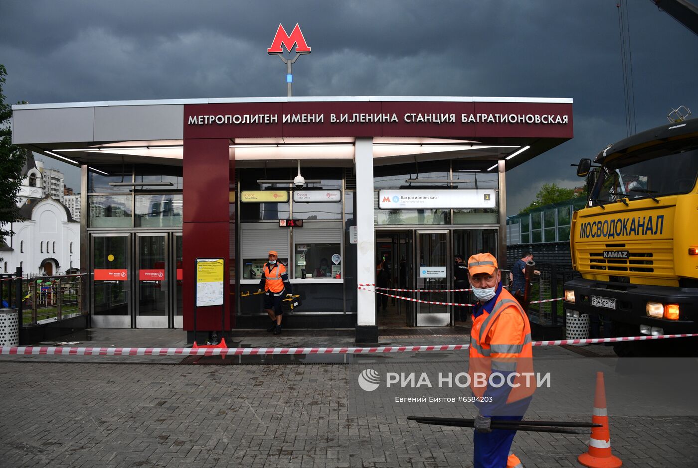 Сотрудники коммунальных служб у подтопленной станции московского метро "Багратионовская". Место: Россия, Москва. Автор: Евгений Биятов/РИА Новости. Дождь в Москве