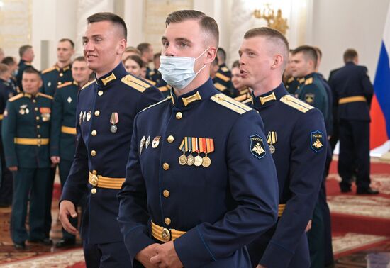 Президент РФ В. Путин встретился с выпускниками военных вузов