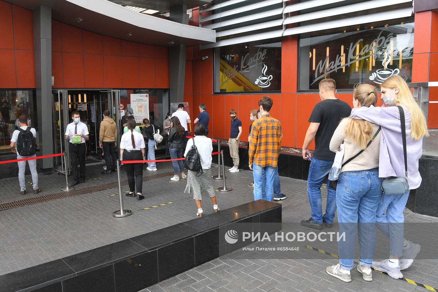 Работа ресторана McDonald's на Пушкинской площади после введения новых ограничений для посетителей