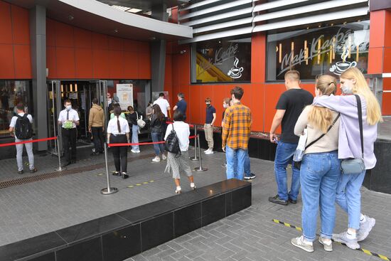 Работа ресторана McDonald's на Пушкинской площади после введения новых ограничений для посетителей