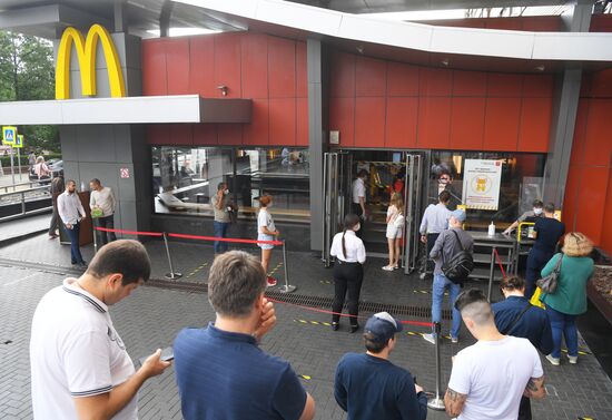 Работа ресторана McDonald's на Пушкинской площади после введения новых ограничений для посетителей