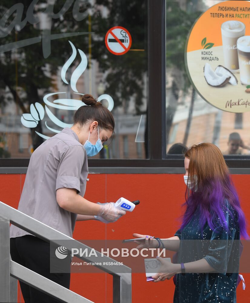 Работа ресторана McDonald's на Пушкинской площади после введения новых ограничений для посетителей