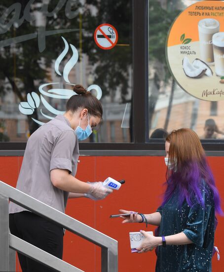 Работа ресторана McDonald's на Пушкинской площади после введения новых ограничений для посетителей