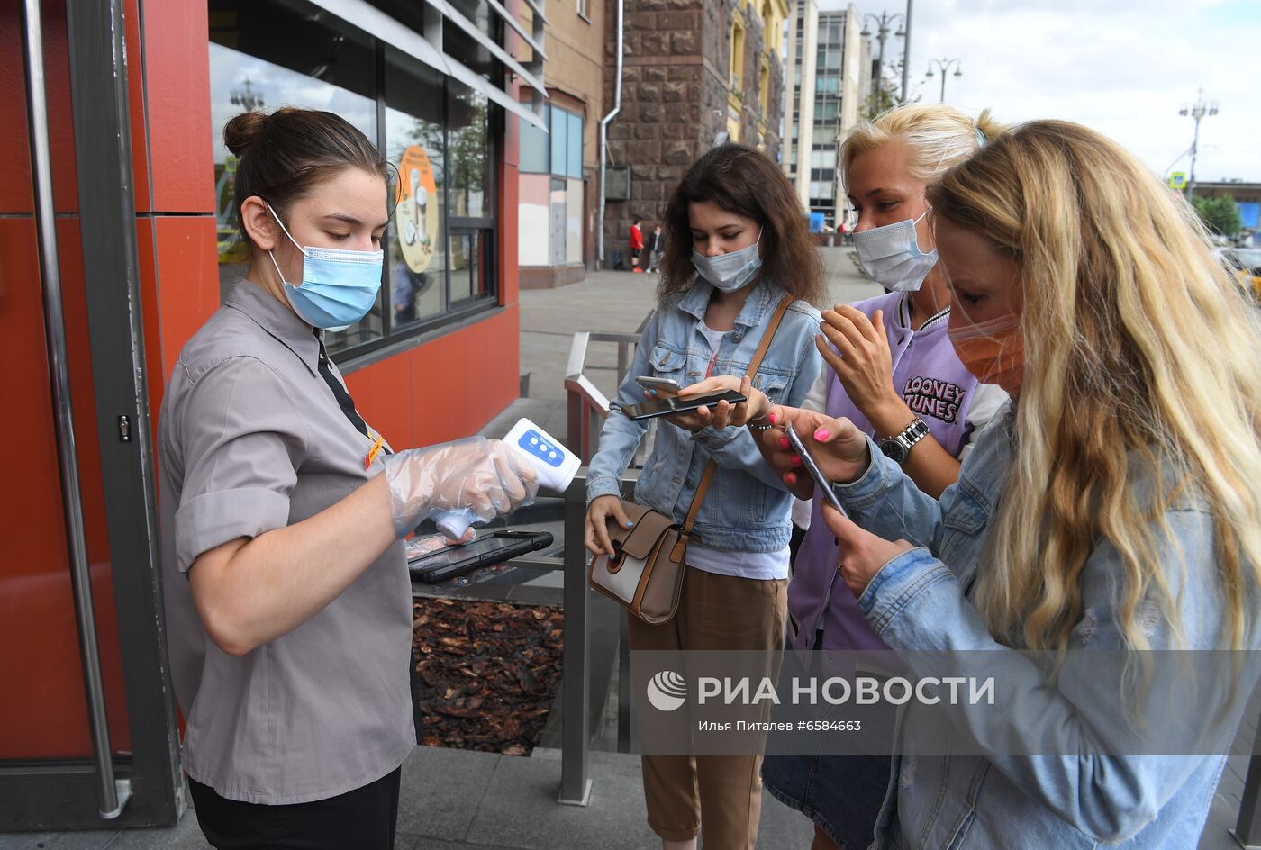 Работа ресторана McDonald's на Пушкинской площади после введения новых ограничений для посетителей