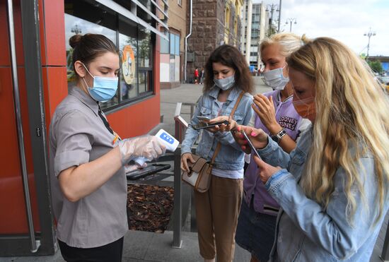 Работа ресторана McDonald's на Пушкинской площади после введения новых ограничений для посетителей