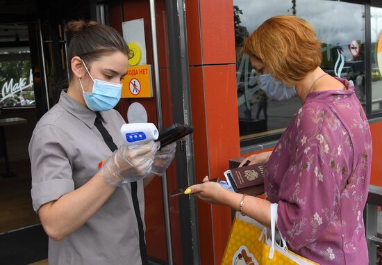 Работа ресторана McDonald's на Пушкинской площади после введения новых ограничений для посетителей