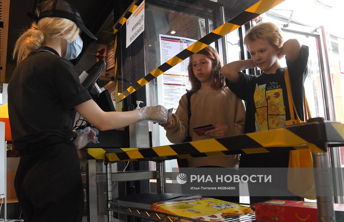 Работа ресторана McDonald's на Пушкинской площади после введения новых ограничений для посетителей