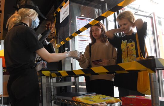 Работа ресторана McDonald's на Пушкинской площади после введения новых ограничений для посетителей