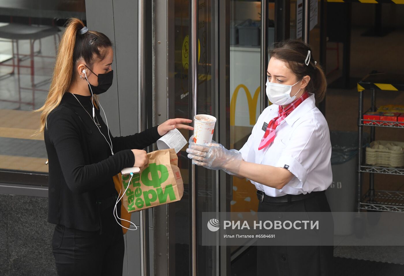 Работа ресторана McDonald's на Пушкинской площади после введения новых ограничений для посетителей