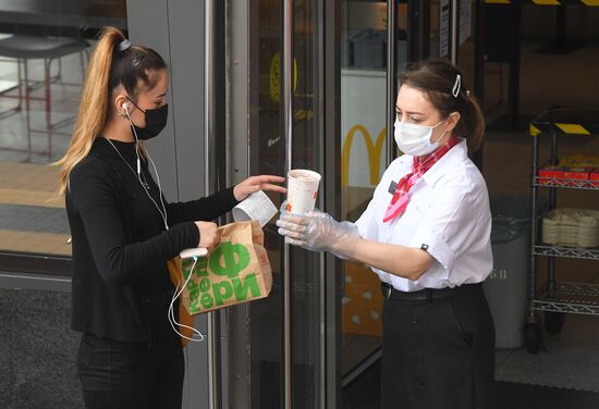 Работа ресторана McDonald's на Пушкинской площади после введения новых ограничений для посетителей