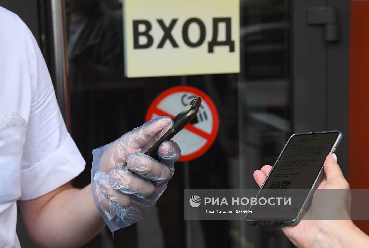 Работа ресторана McDonald's на Пушкинской площади после введения новых ограничений для посетителей