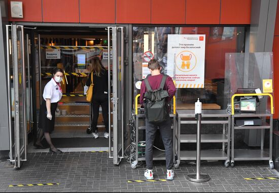 Работа ресторана McDonald's на Пушкинской площади после введения новых ограничений для посетителей