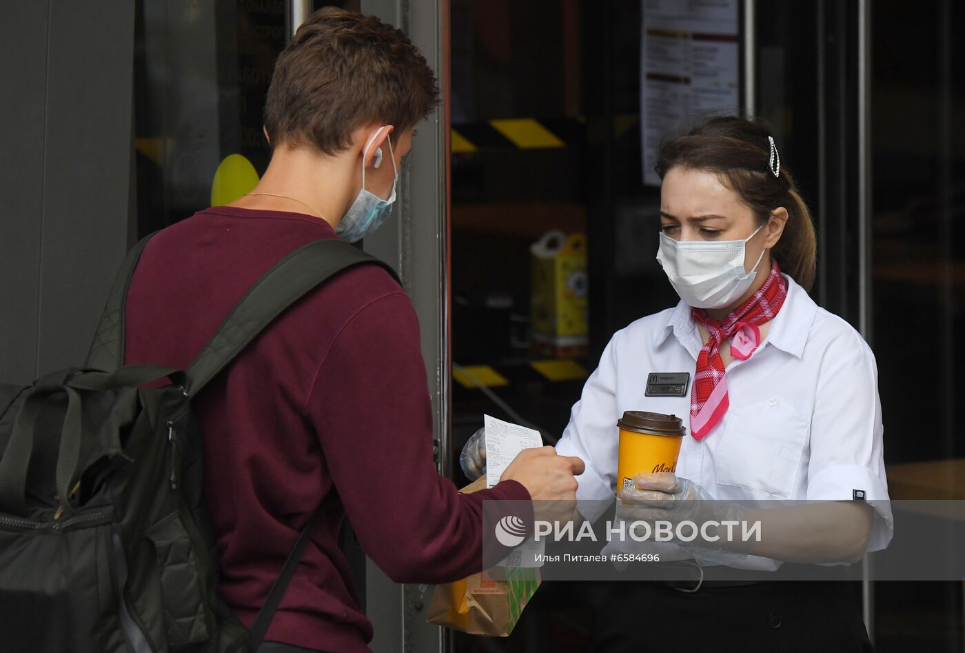 Работа ресторана McDonald's на Пушкинской площади после введения новых ограничений для посетителей