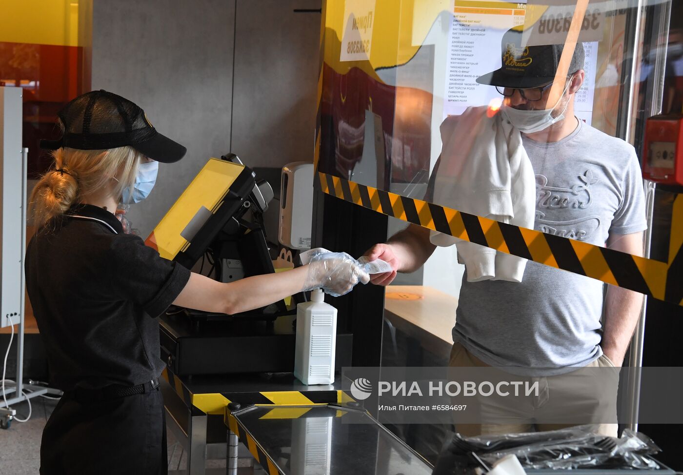 Работа ресторана McDonald's на Пушкинской площади после введения новых ограничений для посетителей