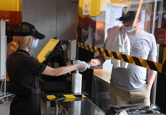 Работа ресторана McDonald's на Пушкинской площади после введения новых ограничений для посетителей