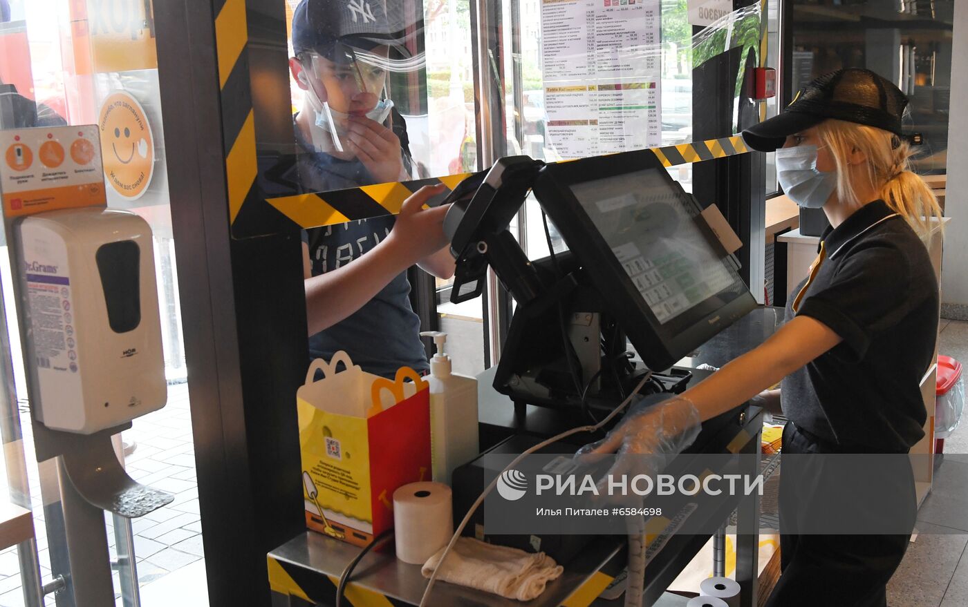 Работа ресторана McDonald's на Пушкинской площади после введения новых ограничений для посетителей