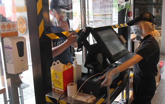 Работа ресторана McDonald's на Пушкинской площади после введения новых ограничений для посетителей