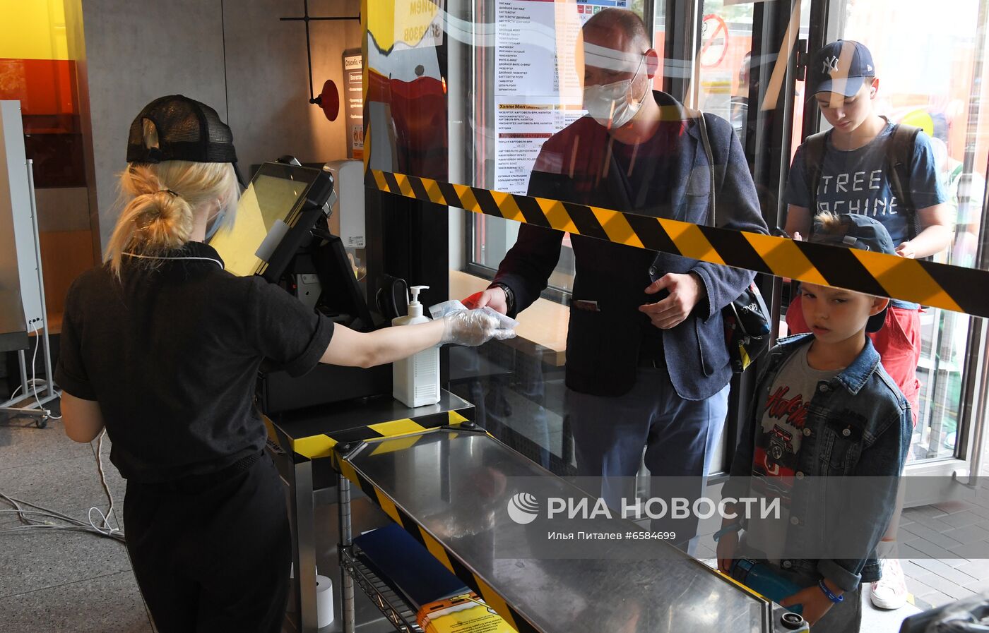 Работа ресторана McDonald's на Пушкинской площади после введения новых ограничений для посетителей