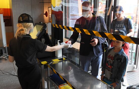 Работа ресторана McDonald's на Пушкинской площади после введения новых ограничений для посетителей