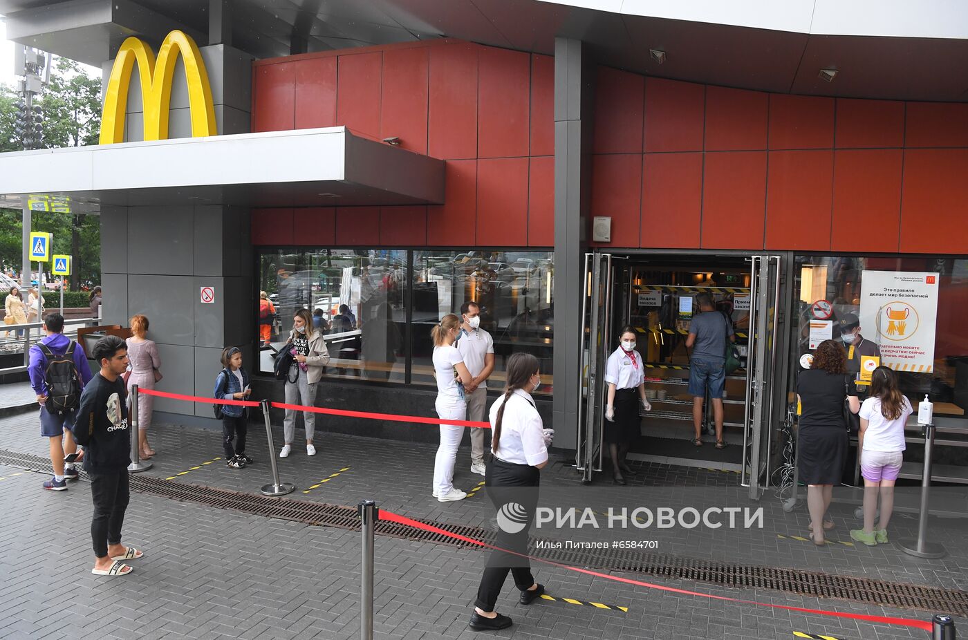 Работа ресторана McDonald's на Пушкинской площади после введения новых ограничений для посетителей