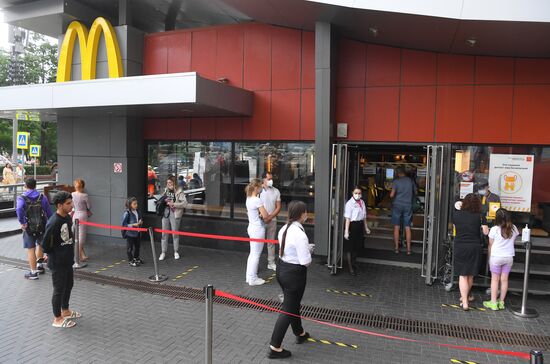 Работа ресторана McDonald's на Пушкинской площади после введения новых ограничений для посетителей