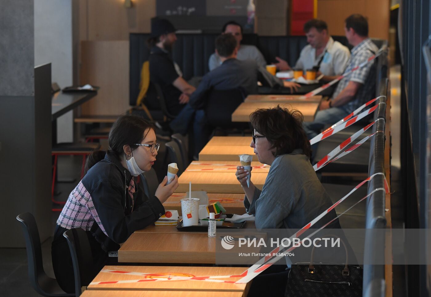 Работа ресторана McDonald's на Пушкинской площади после введения новых ограничений для посетителей