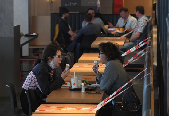 Работа ресторана McDonald's на Пушкинской площади после введения новых ограничений для посетителей