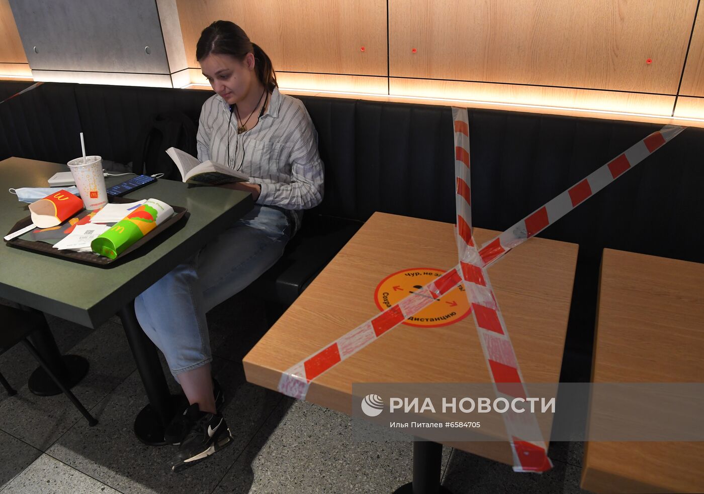 Работа ресторана McDonald's на Пушкинской площади после введения новых ограничений для посетителей