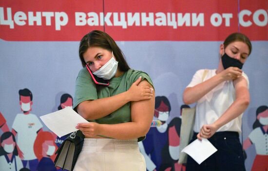 Очереди на вакцинацию от коронавируса в Санкт-Петербурге
