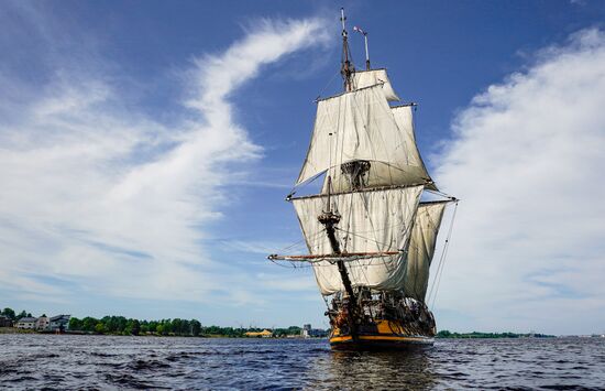 Российский фрегат "Штандарт" прибыл в Ригу