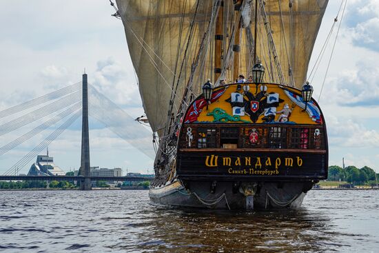 Российский фрегат "Штандарт" прибыл в Ригу