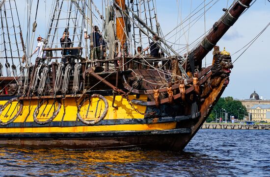 Российский фрегат "Штандарт" прибыл в Ригу