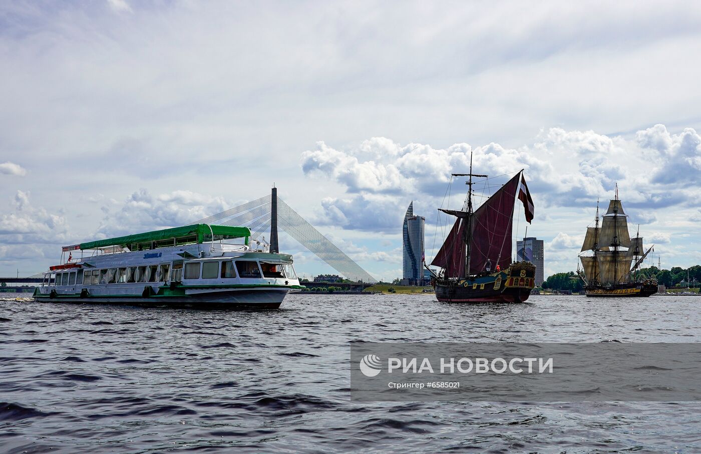 Российский фрегат "Штандарт" прибыл в Ригу