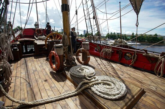 Российский фрегат "Штандарт" прибыл в Ригу