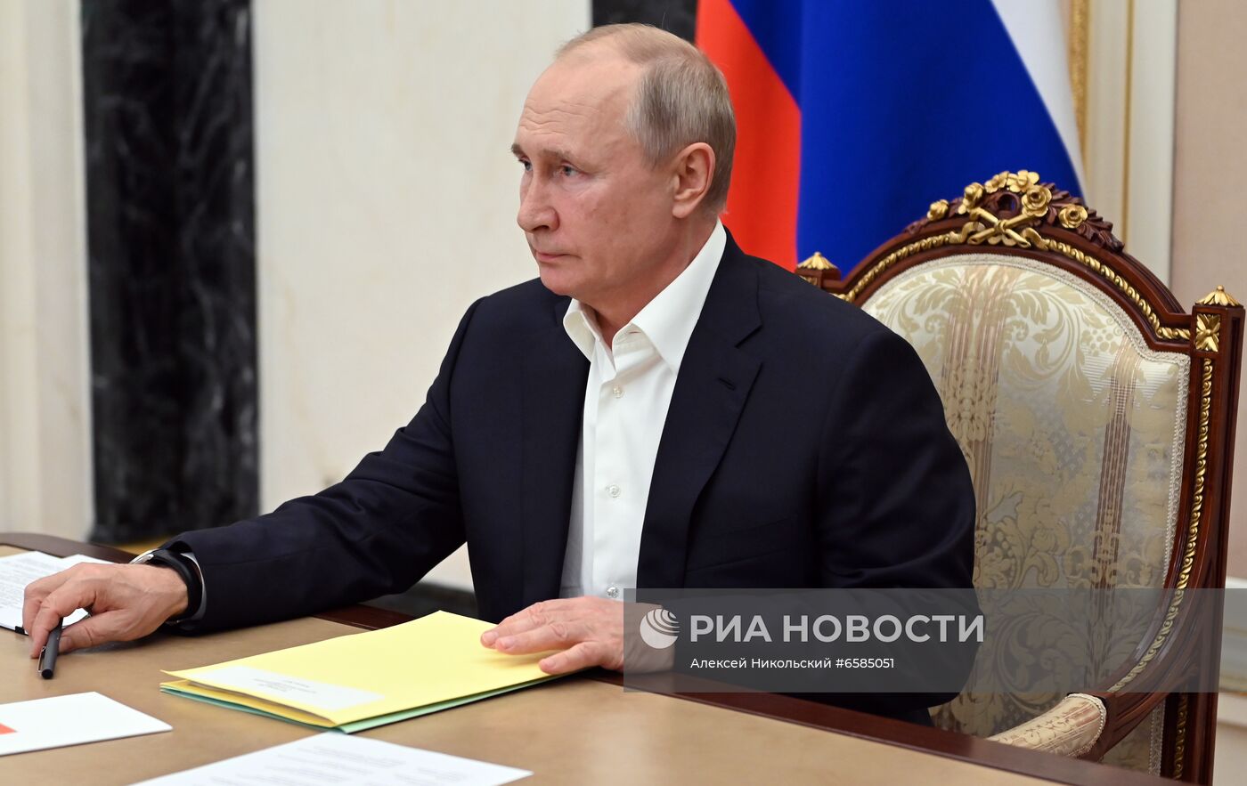 Президент РФ В. Путин провел совещание по подготовке специальной программы "Прямая линия с Владимиром Путиным"