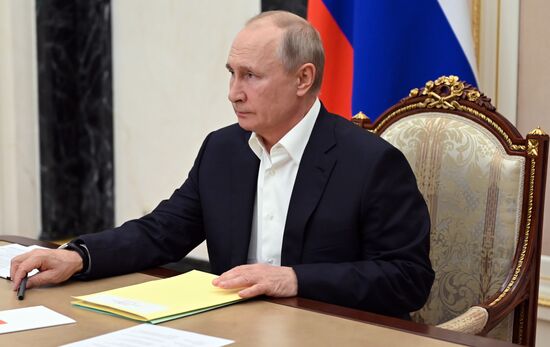 Президент РФ В. Путин провел совещание по подготовке специальной программы "Прямая линия с Владимиром Путиным"