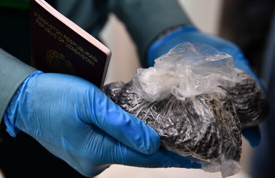 Работа погранично-таможенной службы в аэропорту "Кольцово"