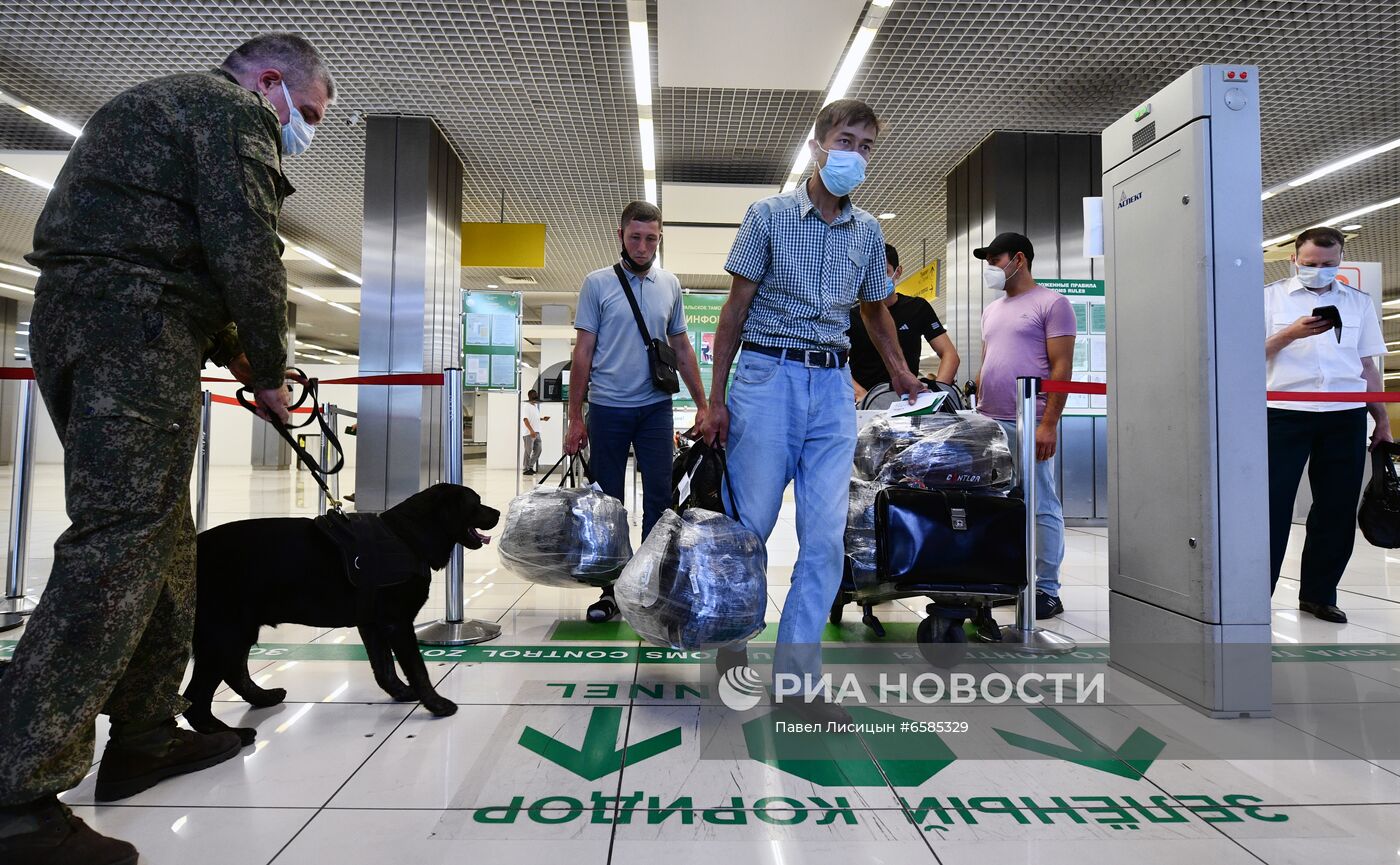 Работа погранично-таможенной службы в аэропорту "Кольцово"