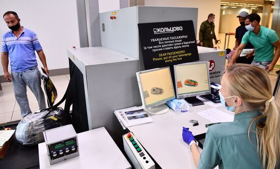 Работа погранично-таможенной службы в аэропорту "Кольцово"