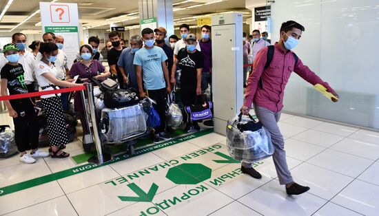 Работа погранично-таможенной службы в аэропорту "Кольцово"