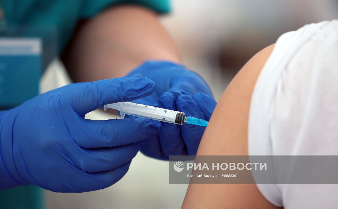 Вакцинация мигрантов от COVID-19 на территории ТЦ "Садовод"