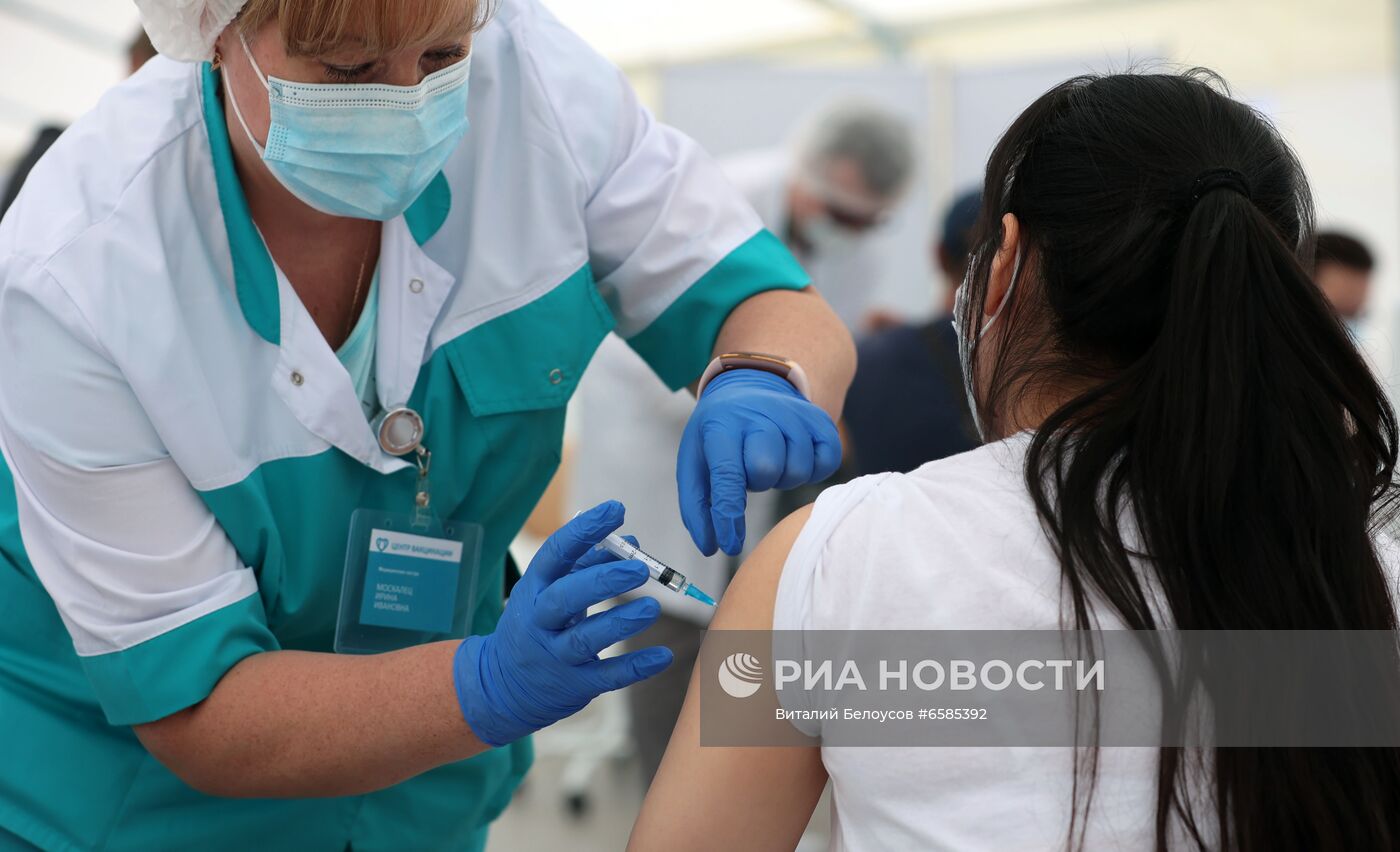 Вакцинация мигрантов от COVID-19 на территории ТЦ "Садовод"