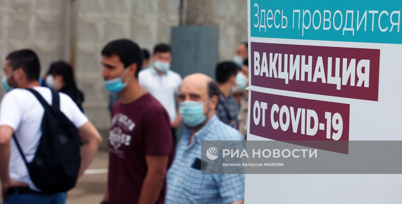 Вакцинация мигрантов от COVID-19 на территории ТЦ "Садовод"