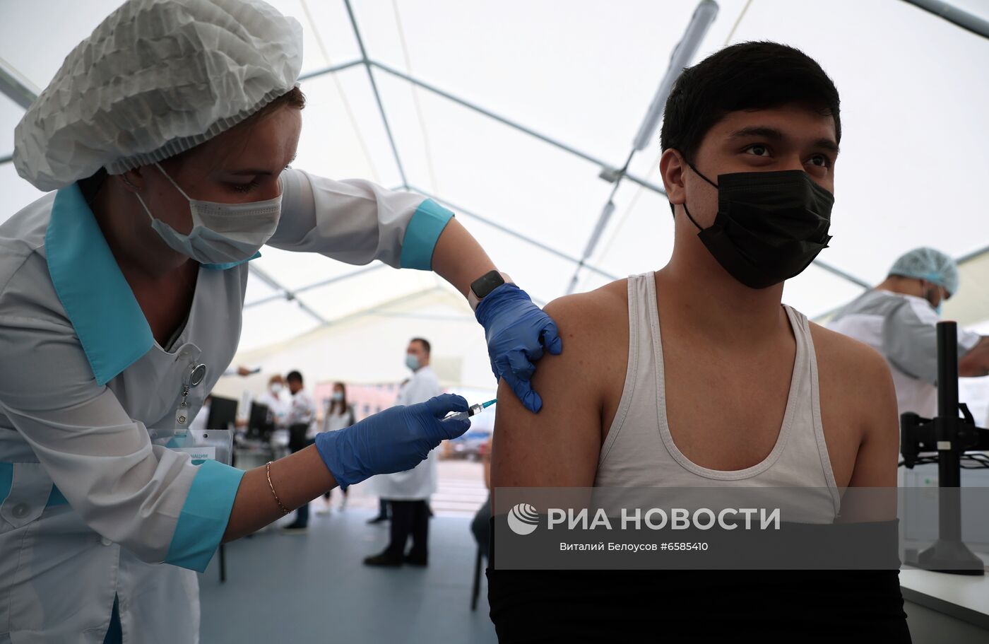 Вакцинация мигрантов от COVID-19 на территории ТЦ "Садовод"