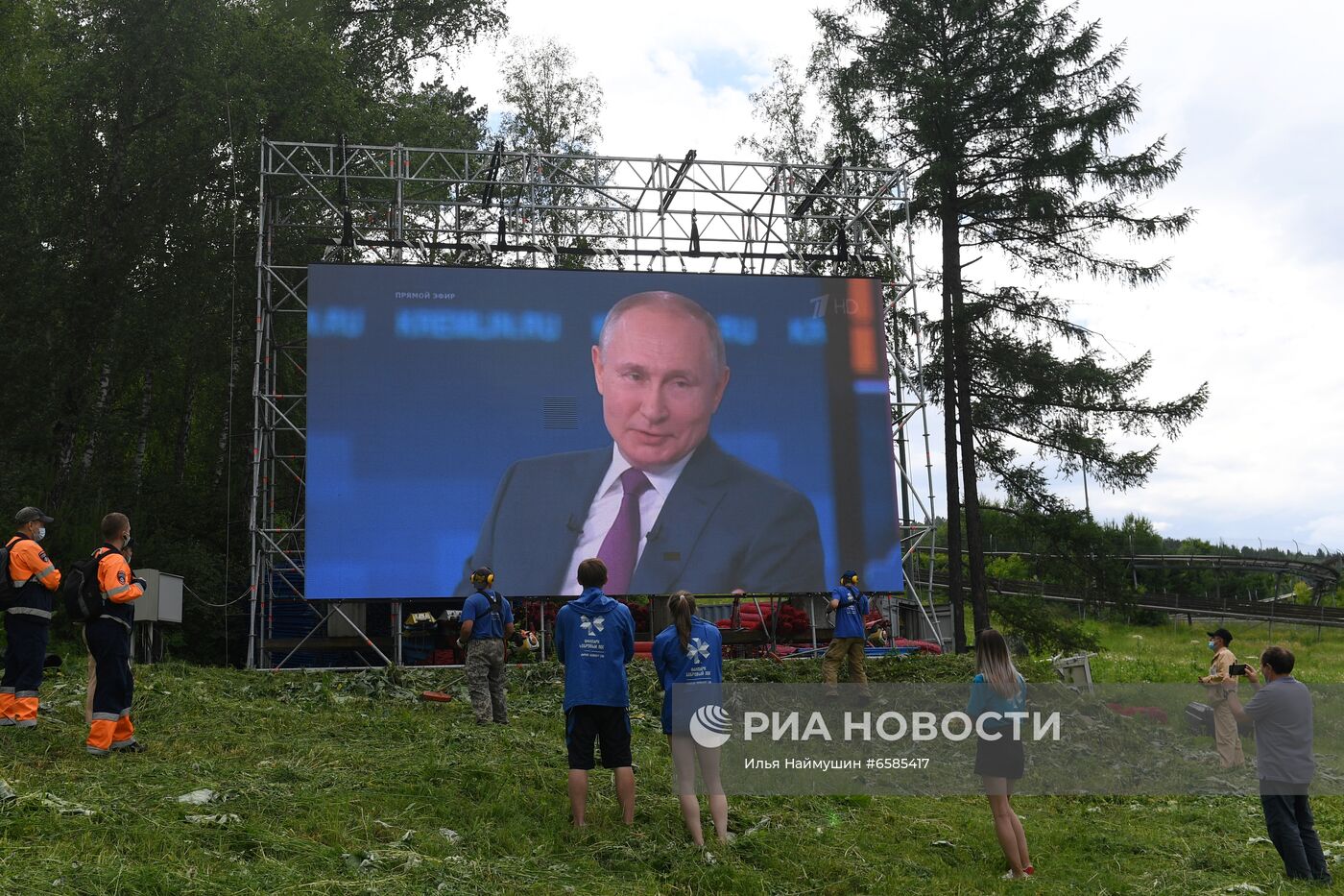 Трансляция прямой линии с президентом РФ В. Путиным