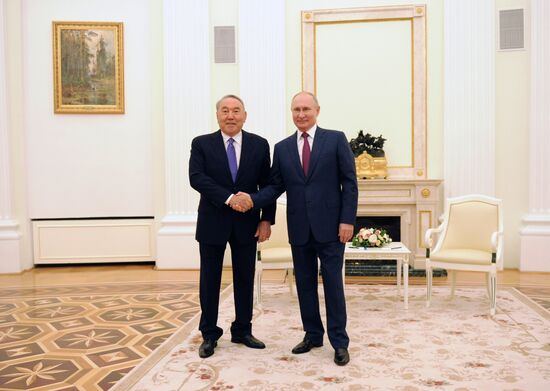Президент РФ Владимир Путин встретился с первым президентом Казахстана Н. Назарбаевым
